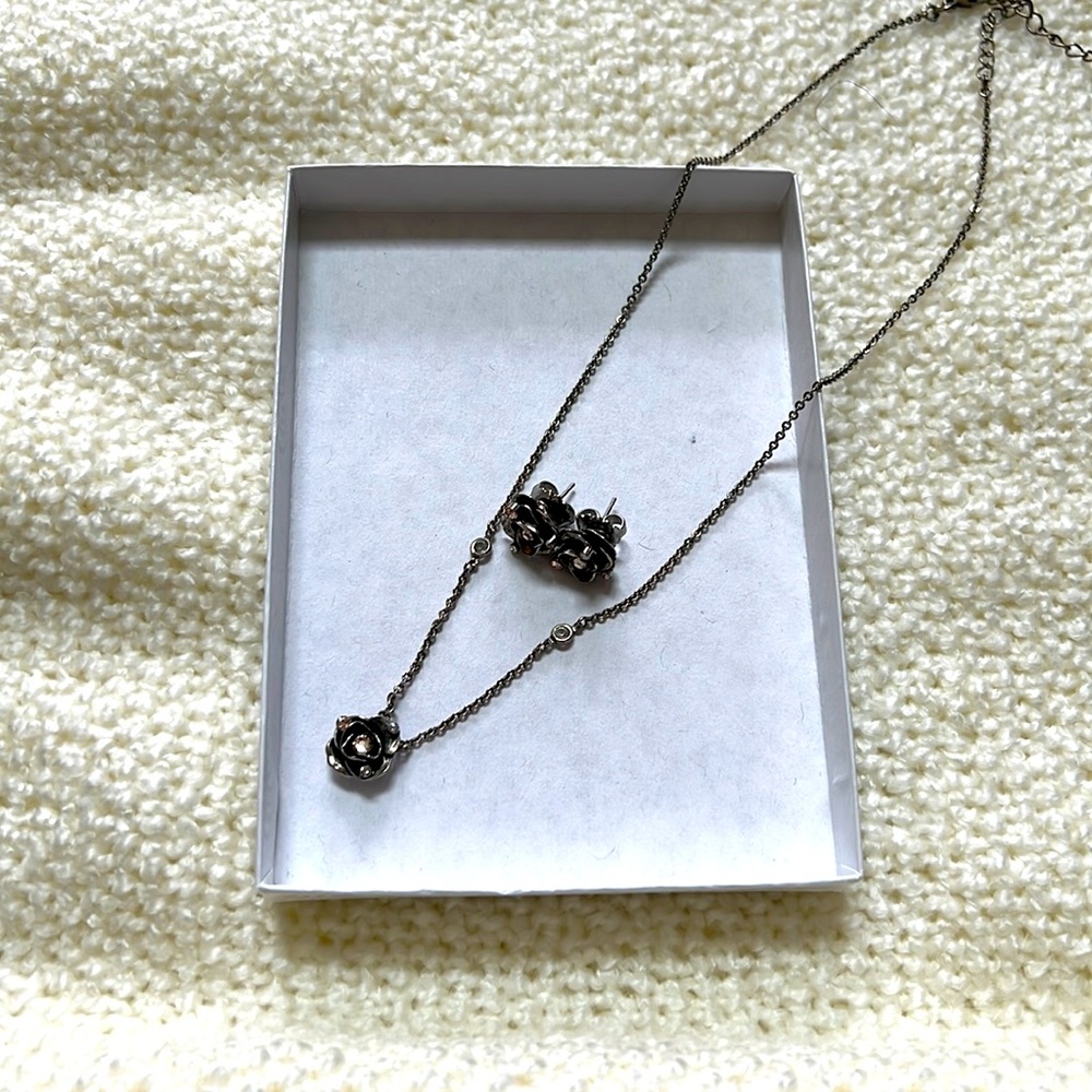 Like new Sorrelli flower pendant and earrings set